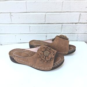 Women's Floral Slide Sandals in Tan